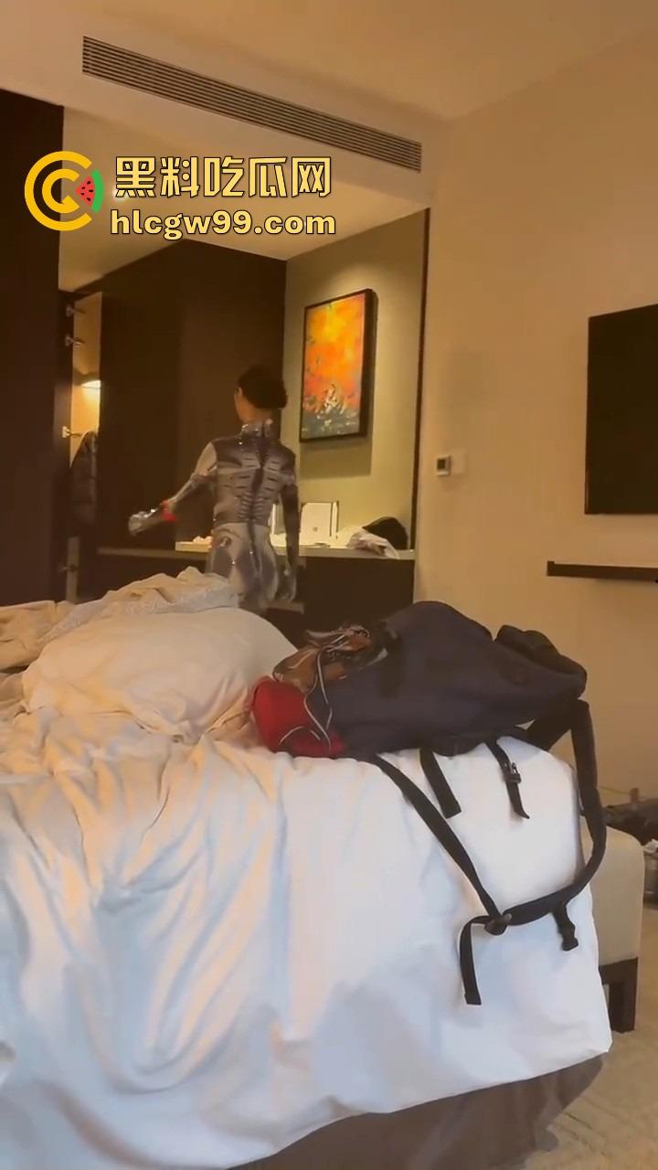 勇敢的人已经提前享受了,机器人不仅能扭秧歌,还能端茶倒水,陪睡开房这颜值不输3000块的外围!