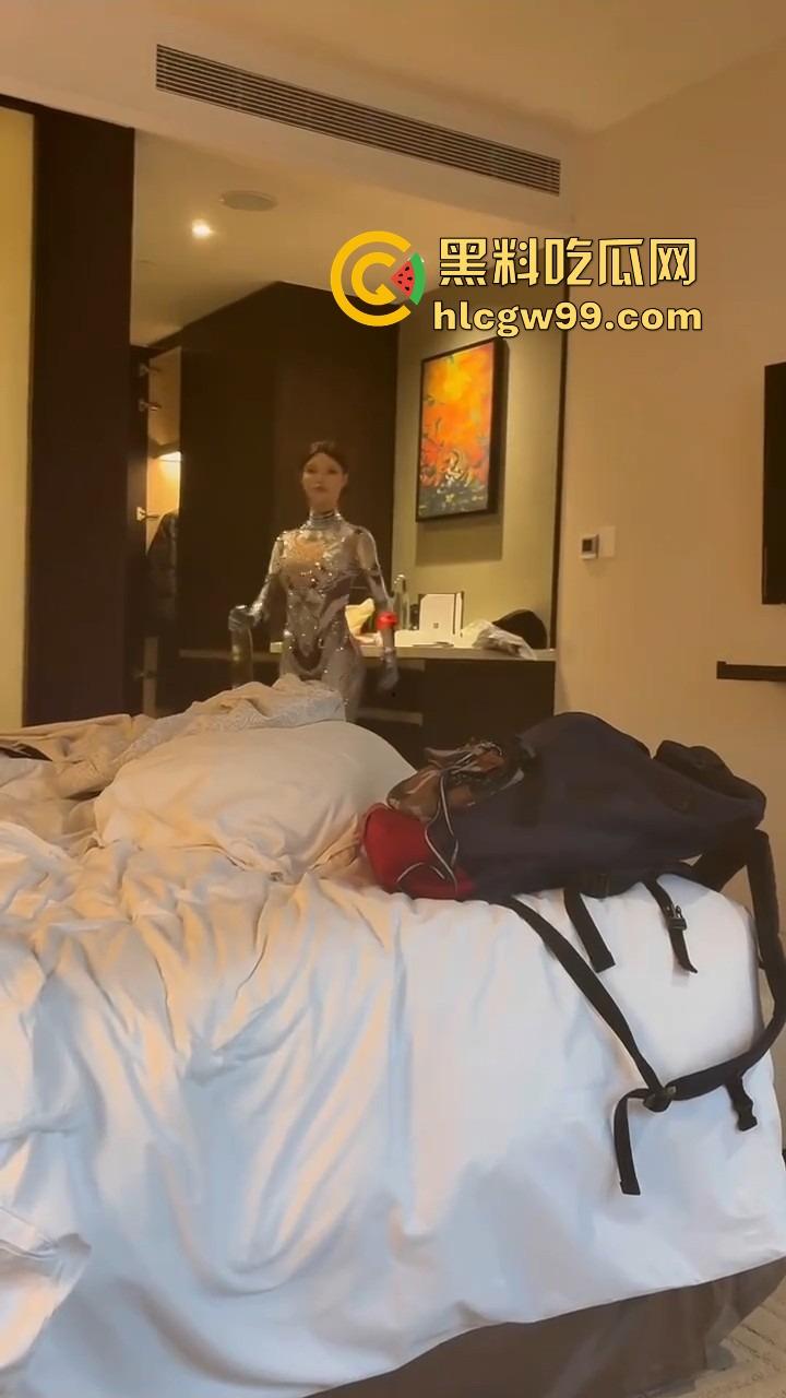勇敢的人已经提前享受了,机器人不仅能扭秧歌,还能端茶倒水,陪睡开房这颜值不输3000块的外围!