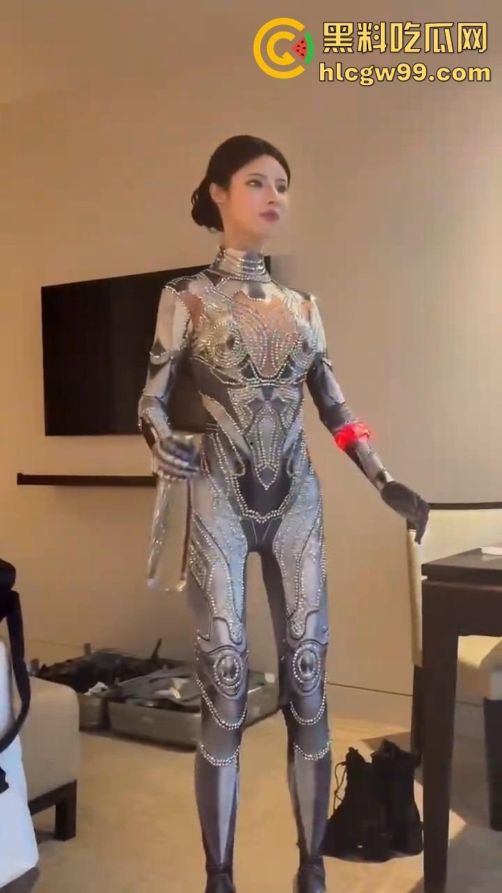 勇敢的人已经提前享受了,机器人不仅能扭秧歌,还能端茶倒水,陪睡开房这颜值不输3000块的外围!