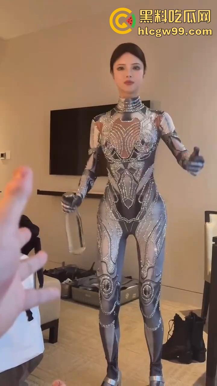 勇敢的人已经提前享受了,机器人不仅能扭秧歌,还能端茶倒水,陪睡开房这颜值不输3000块的外围!