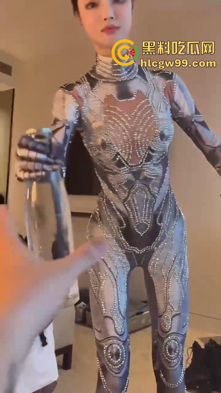 勇敢的人已经提前享受了,机器人不仅能扭秧歌,还能端茶倒水,陪睡开房这颜值不输3000块的外围!