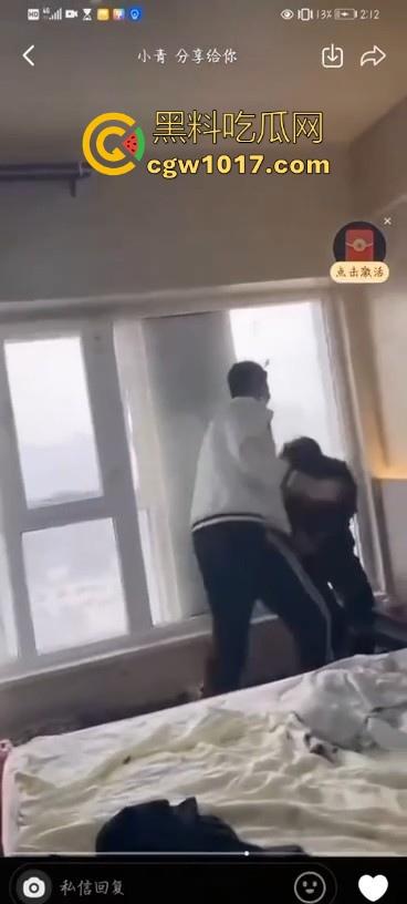 不是现在的东北精神小伙狠人这么多的吗!上门寻仇直接掏出大刀狂捅,地下躺着一个手里还捅着一个,这是要血洗啊!