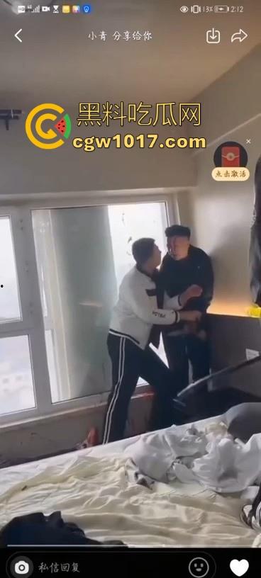 不是现在的东北精神小伙狠人这么多的吗!上门寻仇直接掏出大刀狂捅,地下躺着一个手里还捅着一个,这是要血洗啊!