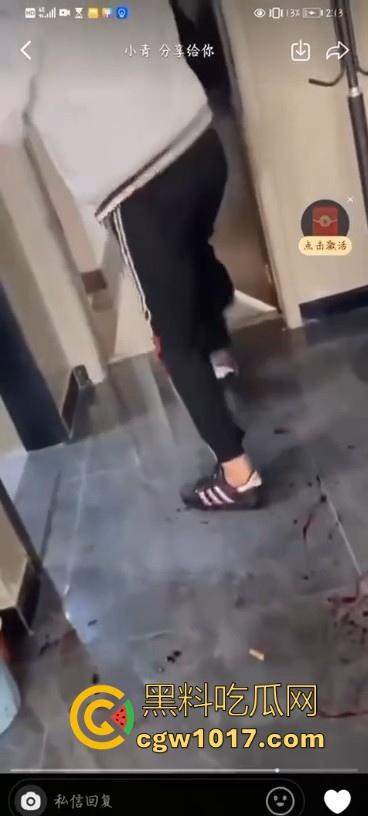 不是现在的东北精神小伙狠人这么多的吗!上门寻仇直接掏出大刀狂捅,地下躺着一个手里还捅着一个,这是要血洗啊!