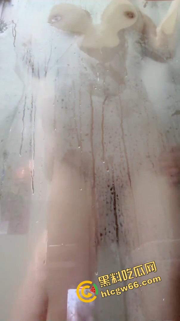 海角大神乱伦浴室偷袭亲妹,洗脸台马桶浴缸轮番后入狂捅嫩穴,操得妹妹腿软爽到翻眼!