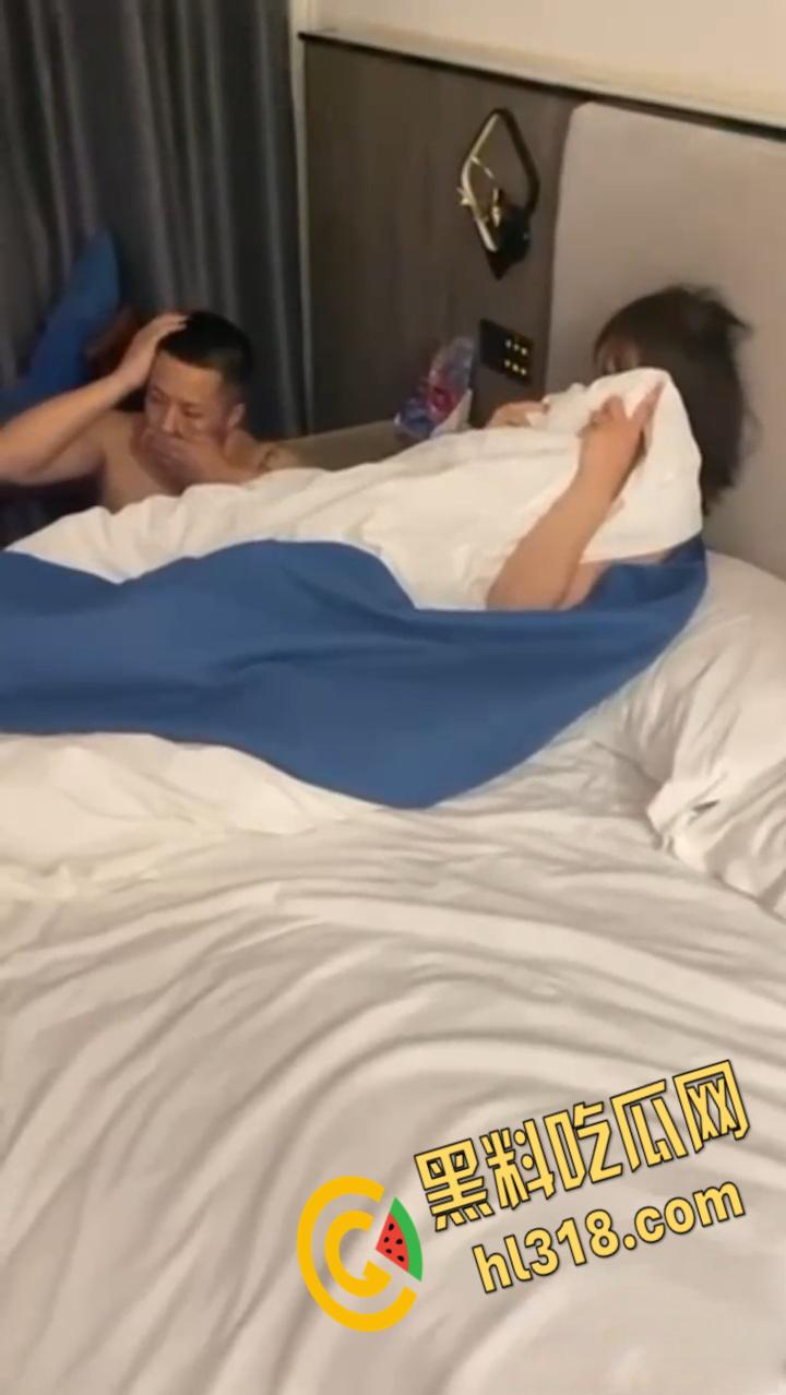 狗男女酒店偷情，被破门而入捉奸在床，一直护着头被打趴在地上，兄弟以后还敢玩人家老婆吗？