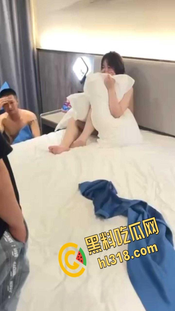 狗男女酒店偷情,被破门而入捉奸在床,一直护着头被打趴在地上,兄弟以后还敢玩人家老婆吗?