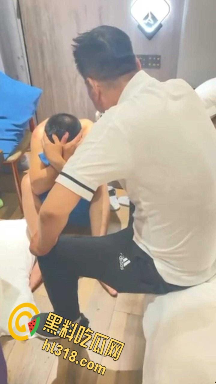 狗男女酒店偷情,被破门而入捉奸在床,一直护着头被打趴在地上,兄弟以后还敢玩人家老婆吗?