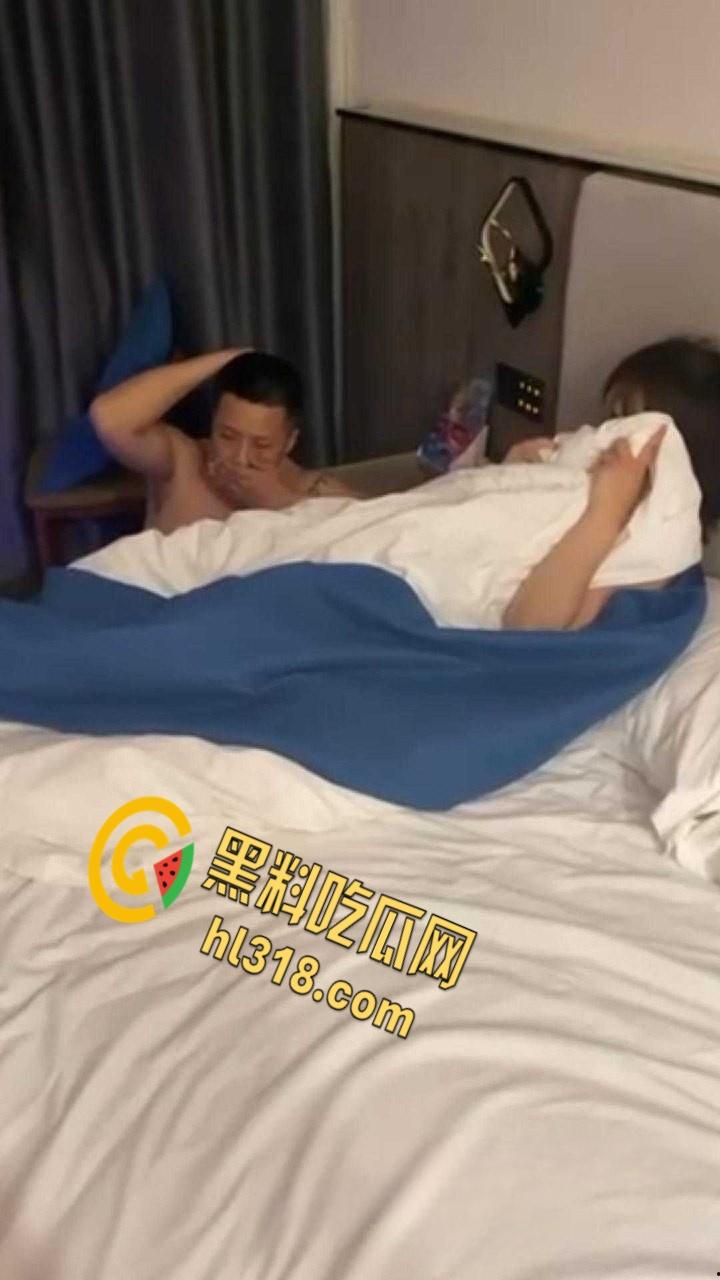 狗男女酒店偷情,被破门而入捉奸在床,一直护着头被打趴在地上,兄弟以后还敢玩人家老婆吗?