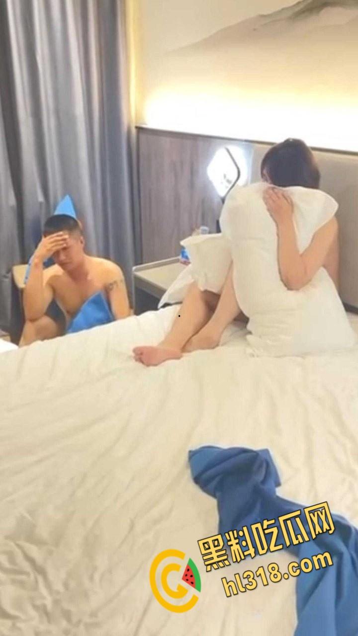 狗男女酒店偷情,被破门而入捉奸在床,一直护着头被打趴在地上,兄弟以后还敢玩人家老婆吗?