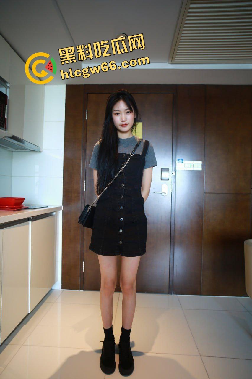 摄影师骗操极品学生妹,长腿翘臀嫩穴粉粉嫩,摆拍几组就主动分腿让操,果然学生最好骗!