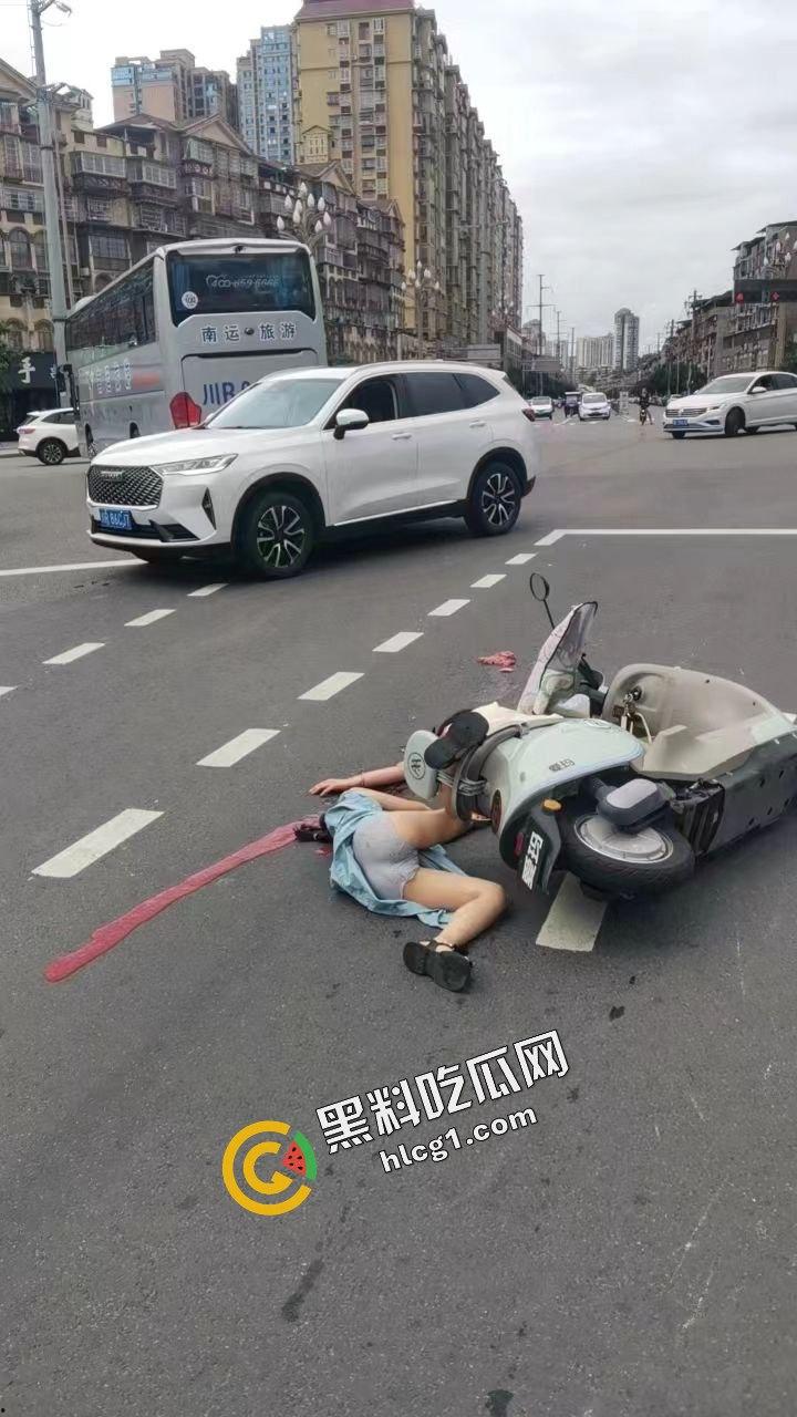 四川南充南部县大润发 发生一起车祸碾压事件 母亲带女儿开电动车被大巴碾压 孩子当场死亡