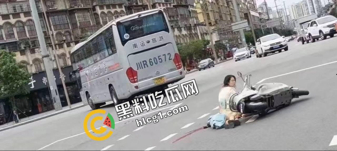 四川南充南部县大润发 发生一起车祸碾压事件 母亲带女儿开电动车被大巴碾压 孩子当场死亡