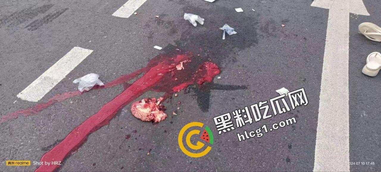 四川南充南部县大润发 发生一起车祸碾压事件 母亲带女儿开电动车被大巴碾压 孩子当场死亡