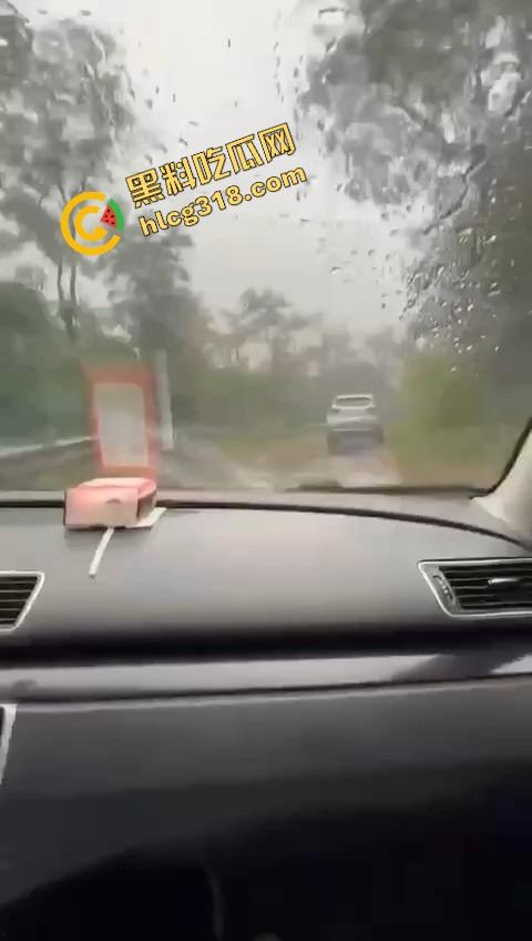 兄弟能不能积点德？人家正车震高潮你冒雨开门拍视频，肉棒还没插进去就被吓萎，这心理阴影得有多大！
