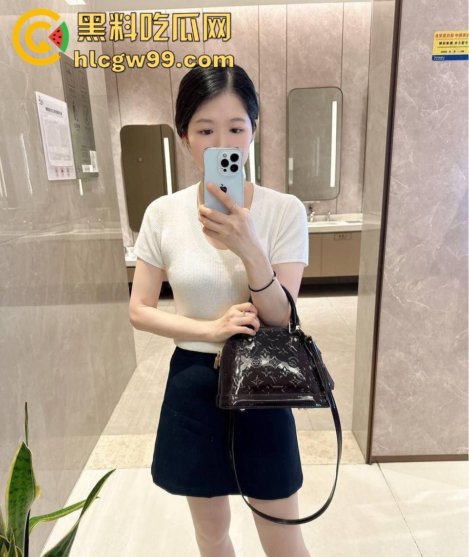 小编推荐!湖南长沙反差御姐【刘依依】 社交软件撩骚约炮视频裸聊,隔着镜头都阻挡不了的骚劲。