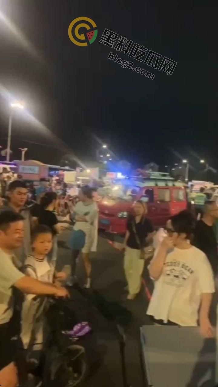 南京“鬼市”风波!城管出动遭摊贩围攻,居民喊话整顿占道经营