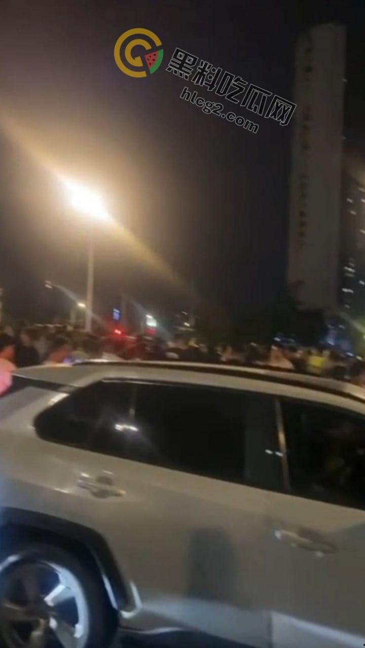 南京“鬼市”风波!城管出动遭摊贩围攻,居民喊话整顿占道经营