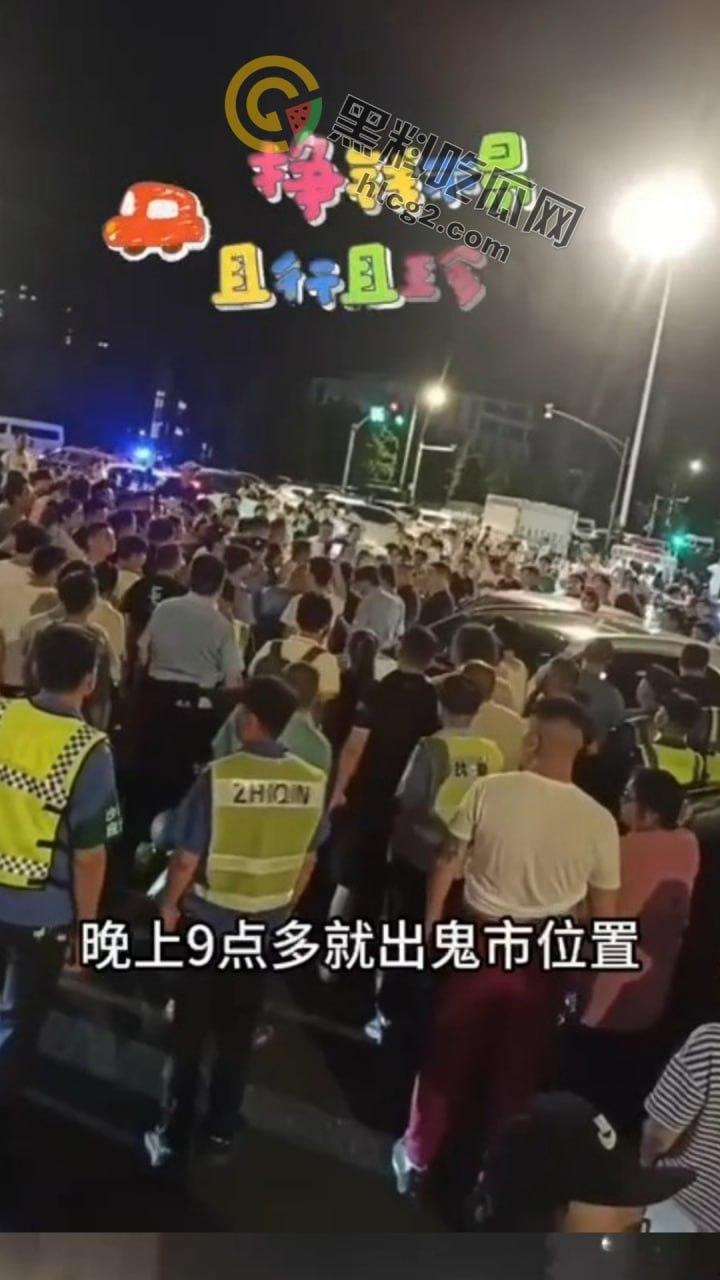 南京“鬼市”风波!城管出动遭摊贩围攻,居民喊话整顿占道经营