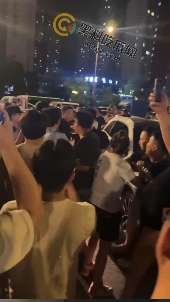 南京“鬼市”风波!城管出动遭摊贩围攻,居民喊话整顿占道经营