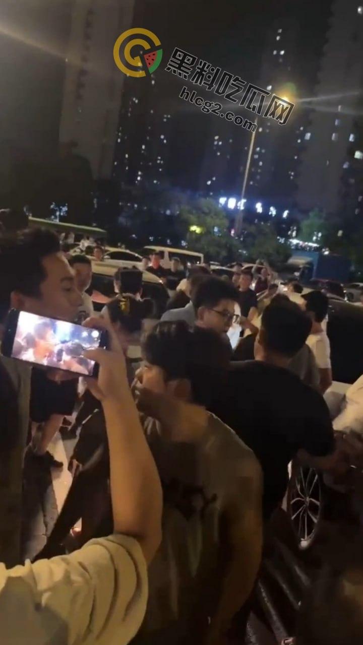 南京“鬼市”风波!城管出动遭摊贩围攻,居民喊话整顿占道经营