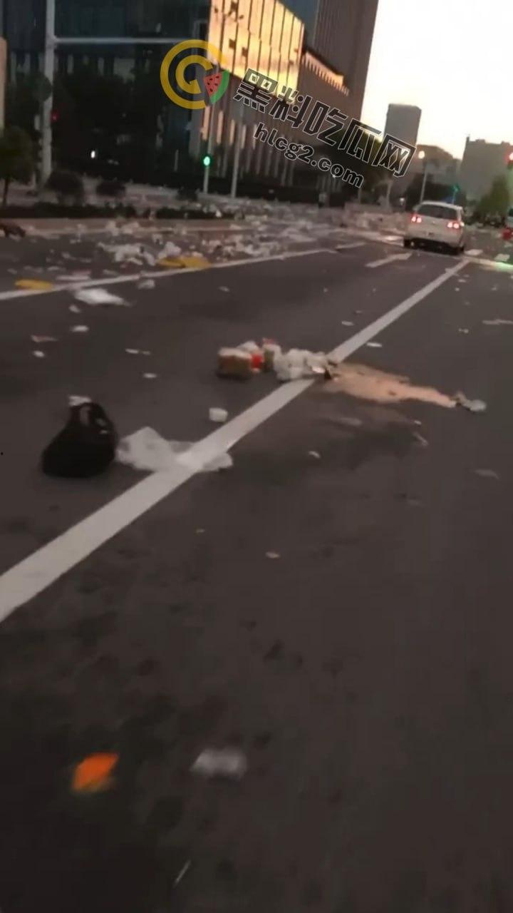 南京“鬼市”风波!城管出动遭摊贩围攻,居民喊话整顿占道经营