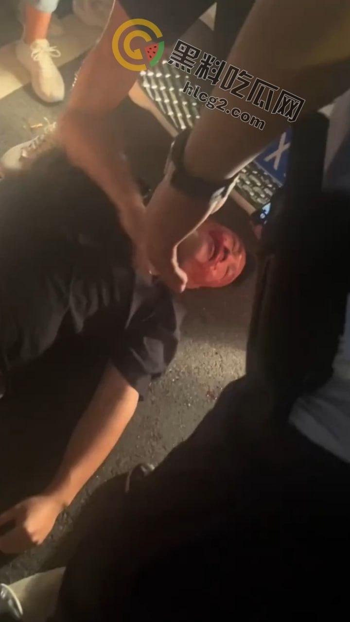 南京“鬼市”风波!城管出动遭摊贩围攻,居民喊话整顿占道经营