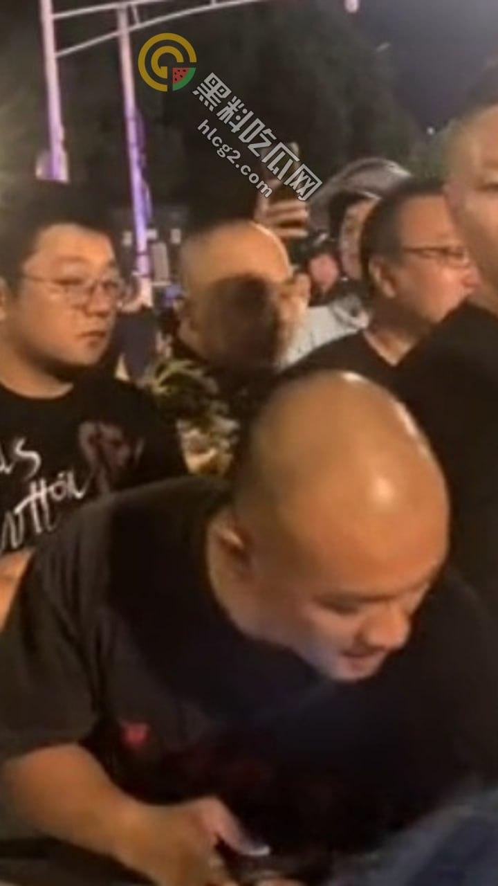 南京“鬼市”风波!城管出动遭摊贩围攻,居民喊话整顿占道经营