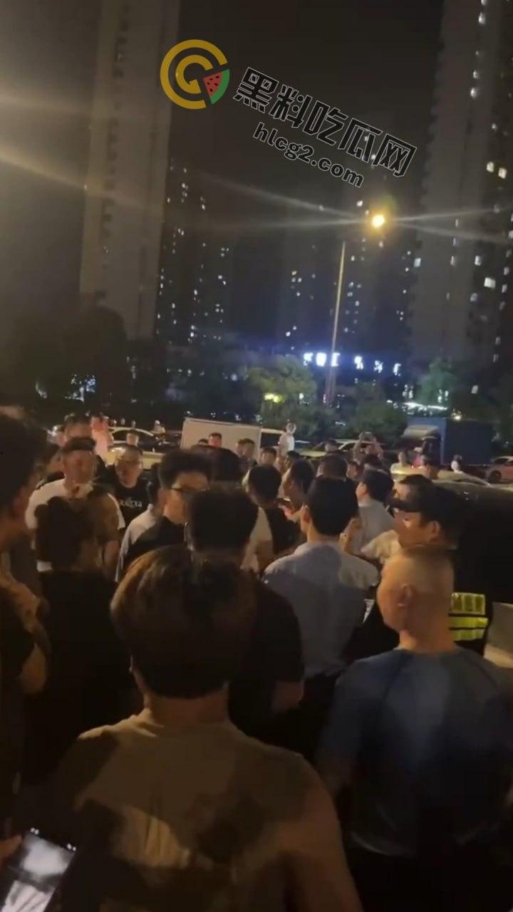 南京“鬼市”风波!城管出动遭摊贩围攻,居民喊话整顿占道经营