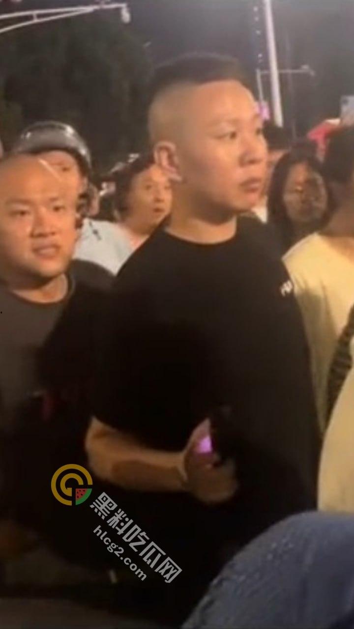 南京“鬼市”风波!城管出动遭摊贩围攻,居民喊话整顿占道经营