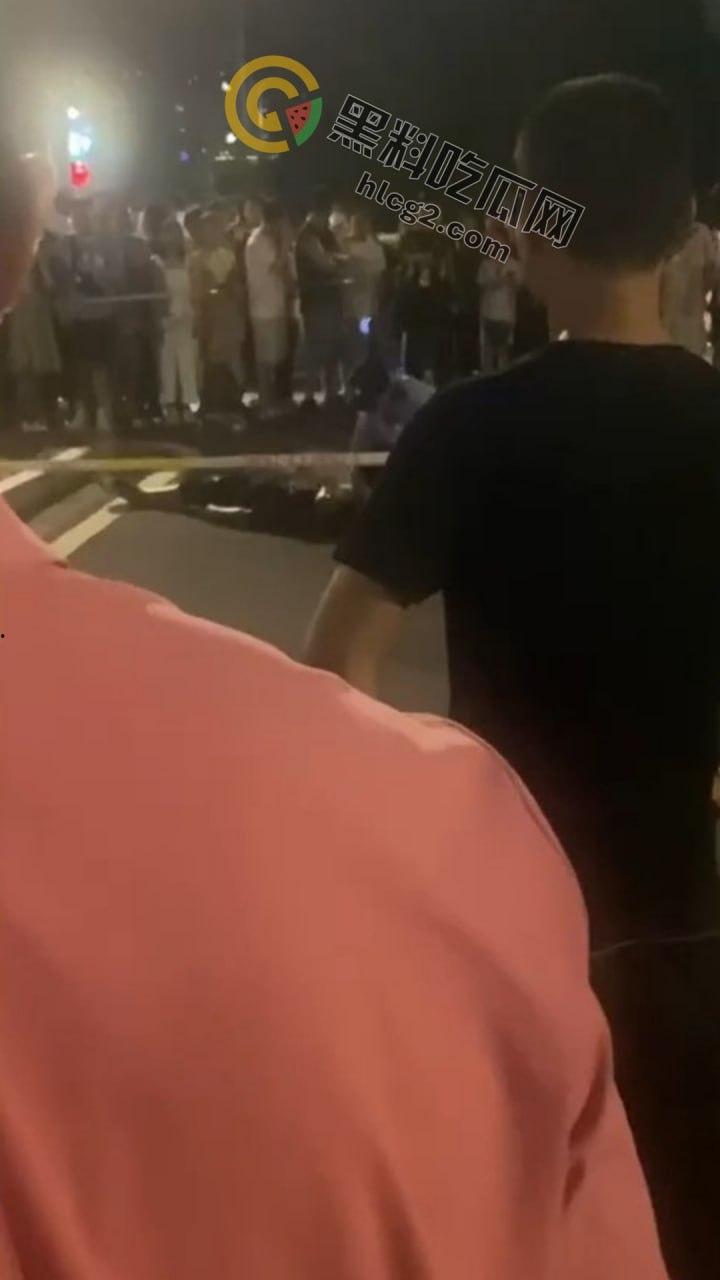 南京“鬼市”风波!城管出动遭摊贩围攻,居民喊话整顿占道经营