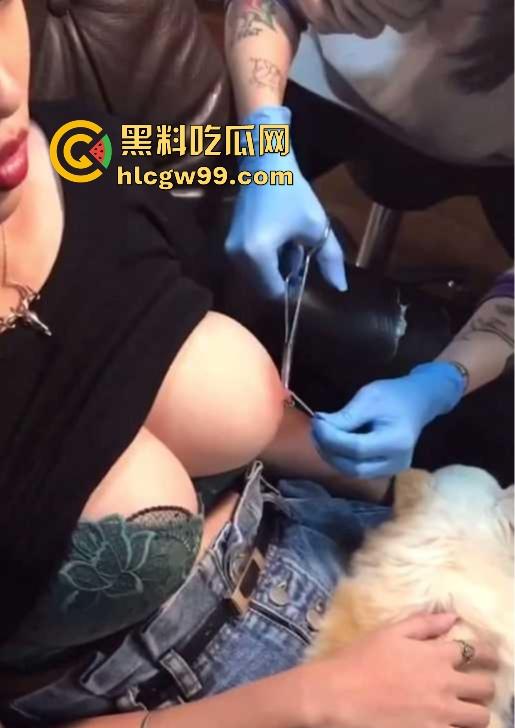猎奇福利,巨乳少女直播打乳钉,又白又大又圆大白奶被钢针穿透,巨乳被钢针刺穿全程不喊痛,画面让人上头!