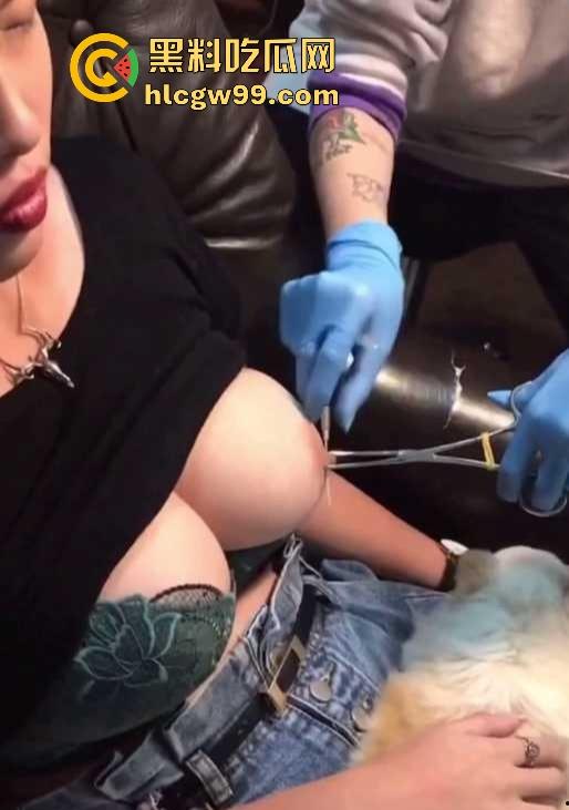 猎奇福利,巨乳少女直播打乳钉,又白又大又圆大白奶被钢针穿透,巨乳被钢针刺穿全程不喊痛,画面让人上头!