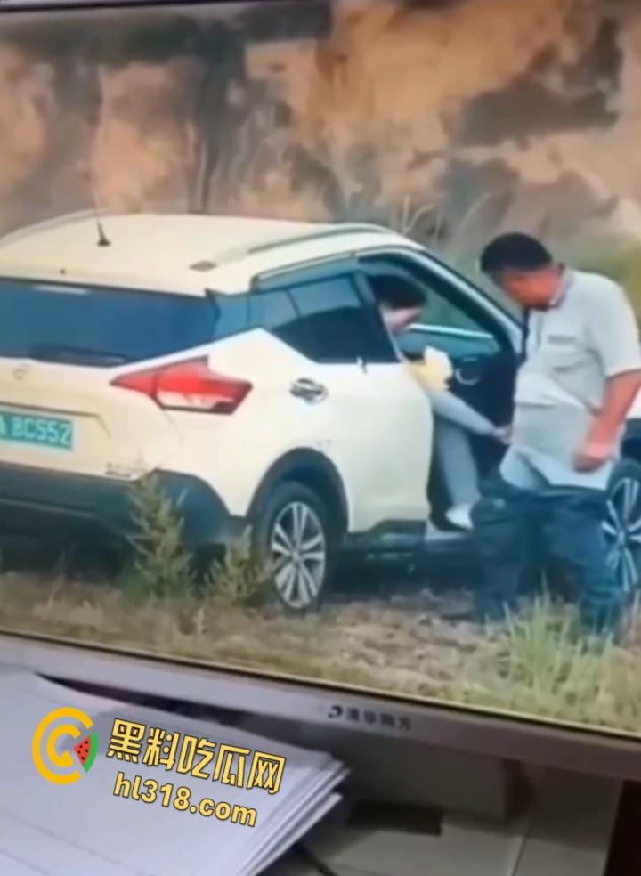 广州8C552车震门!野生激战被当场捕获,狗男女荒山野岭副驾做爱,结束后还当街穿衣 !