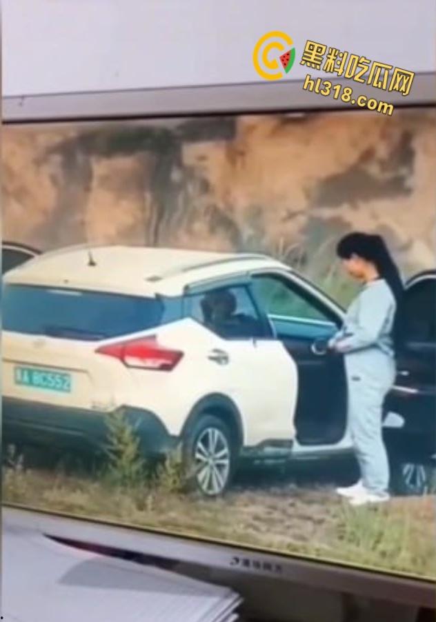 广州8C552车震门!野生激战被当场捕获,狗男女荒山野岭副驾做爱,结束后还当街穿衣 !