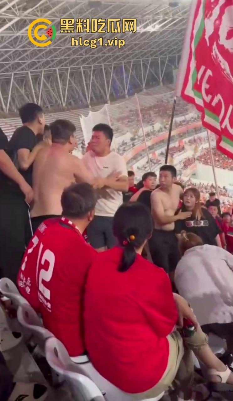 火气有些大！河南球迷在客队看台区大打出手！比看比赛还过瘾