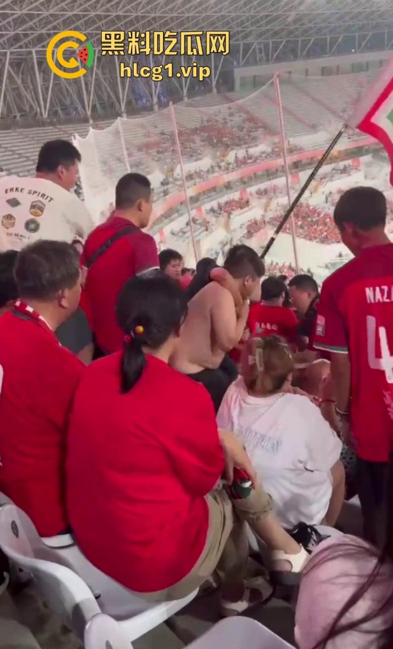 火气有些大!河南球迷在客队看台区大打出手!比看比赛还过瘾