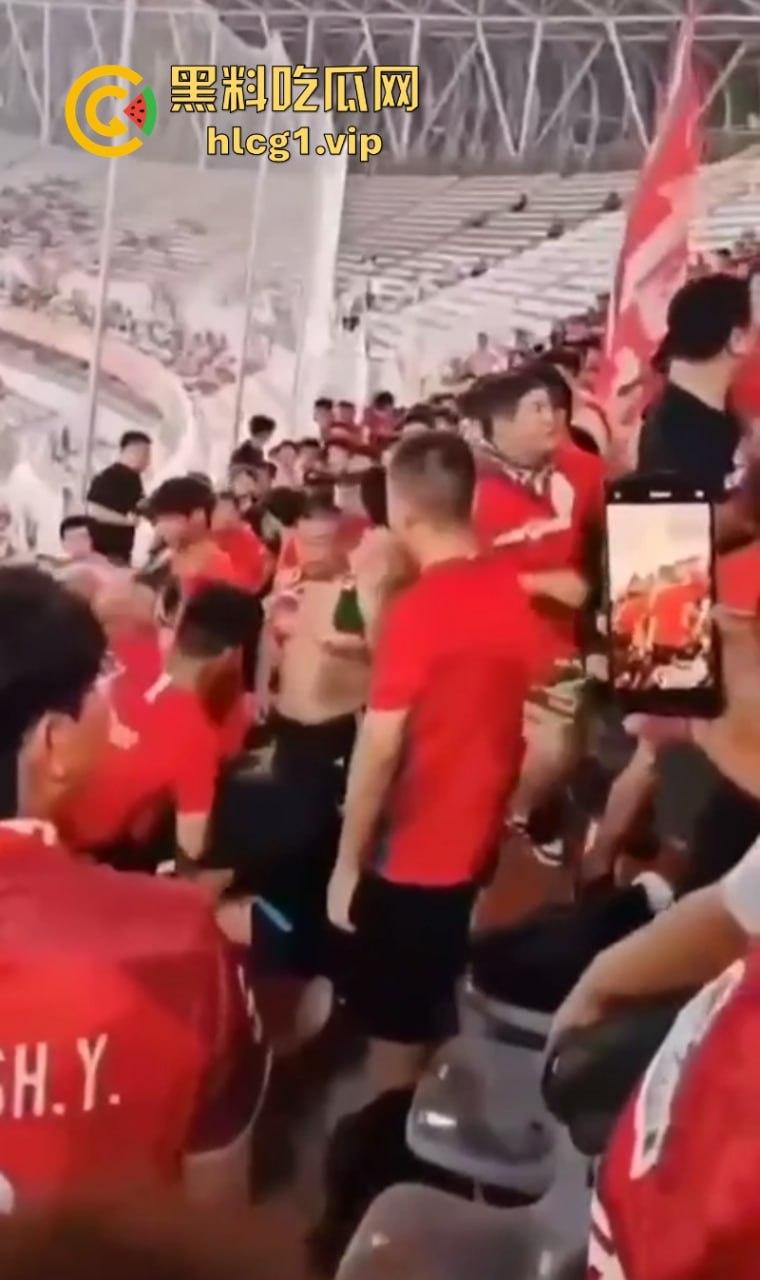 火气有些大!河南球迷在客队看台区大打出手!比看比赛还过瘾