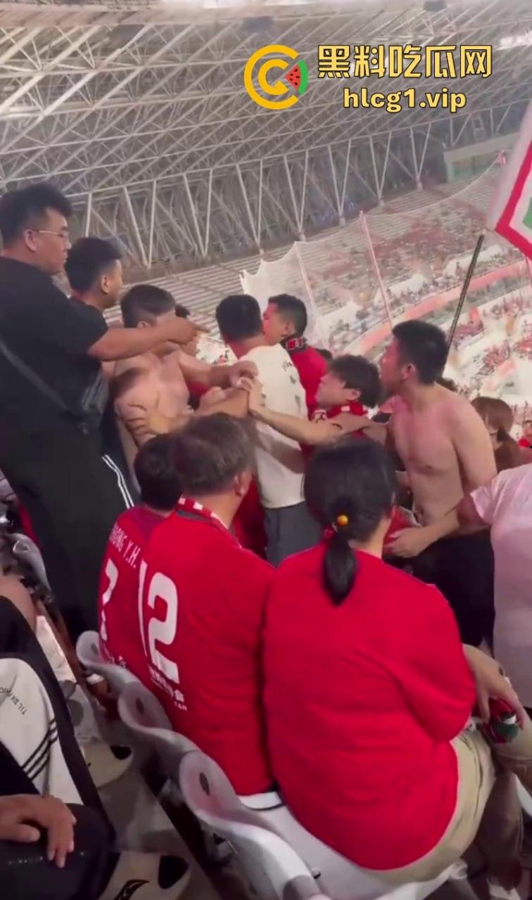 火气有些大!河南球迷在客队看台区大打出手!比看比赛还过瘾