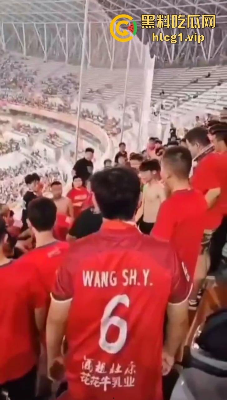 火气有些大!河南球迷在客队看台区大打出手!比看比赛还过瘾