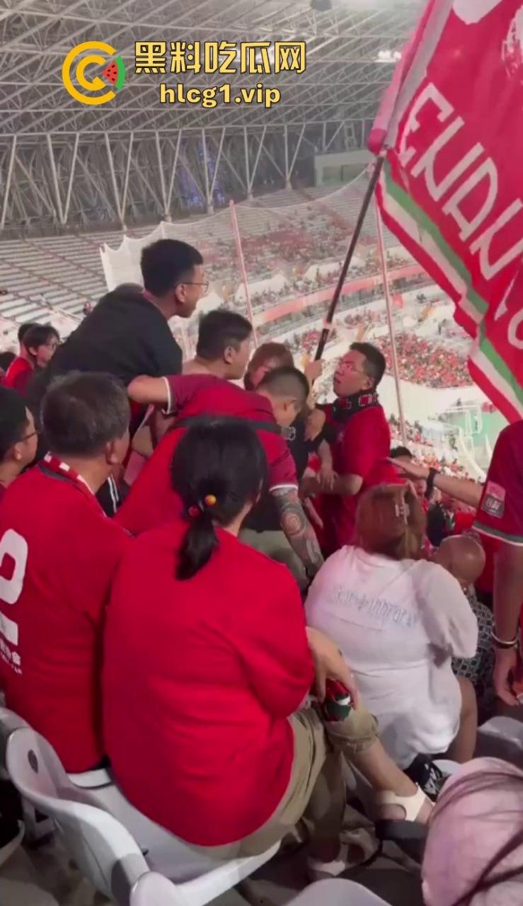 火气有些大!河南球迷在客队看台区大打出手!比看比赛还过瘾