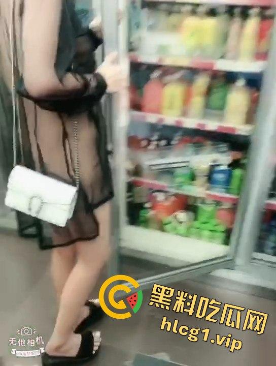 东北骚娘们穿皇帝的新衣在711买饮料,毫无遮掩就是想被当场怼骚B!