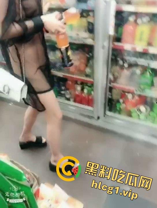 东北骚娘们穿皇帝的新衣在711买饮料,毫无遮掩就是想被当场怼骚B!