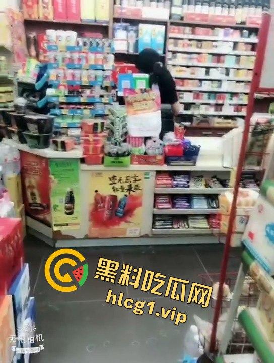 东北骚娘们穿皇帝的新衣在711买饮料,毫无遮掩就是想被当场怼骚B!