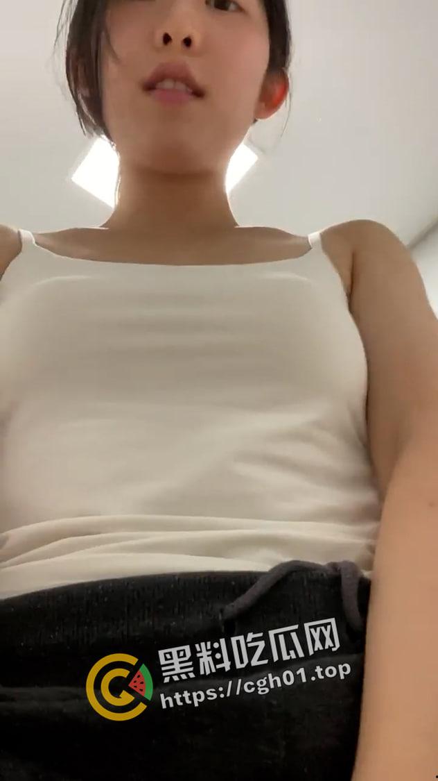 健身教练的新赛道！北京女教练风骚自拍浓密阴毛 桃红乳晕 勾引学员买课还不让操  私密视频照片被流出