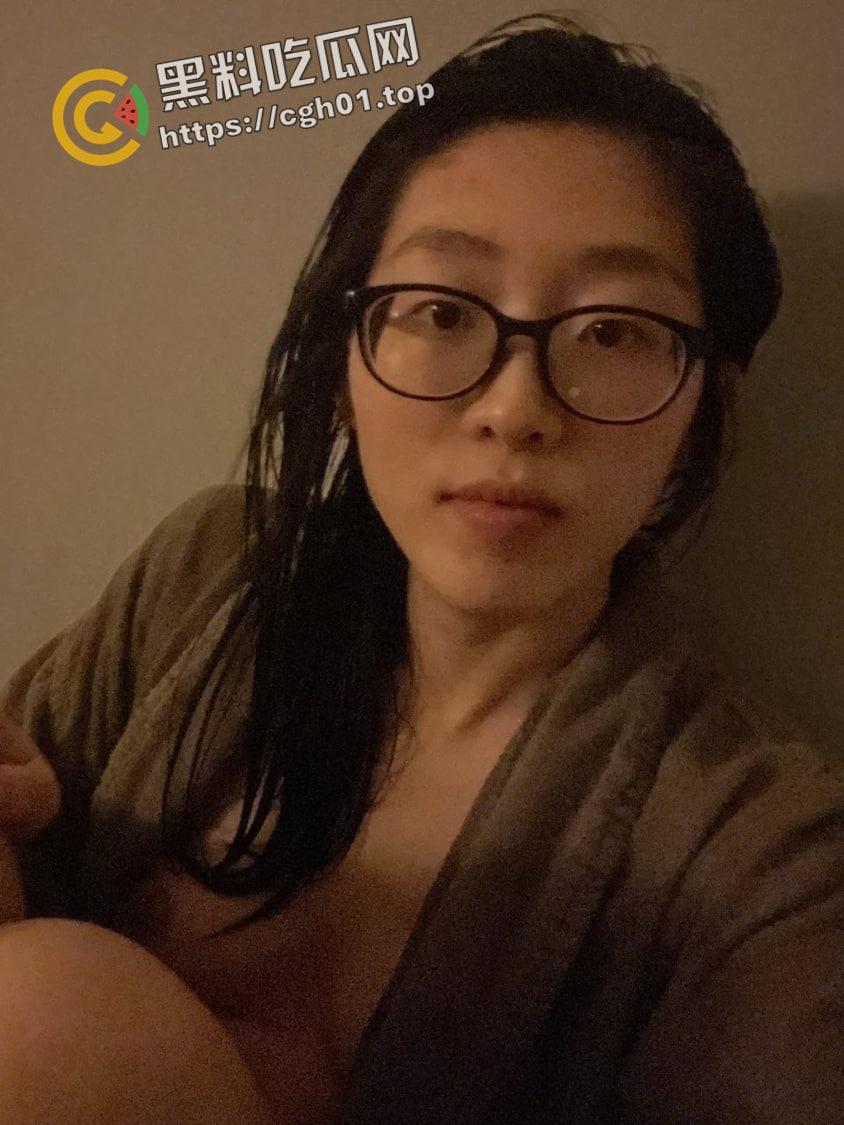 健身教练的新赛道!北京女教练风骚自拍浓密阴毛 桃红乳晕 勾引学员买课还不让操 私密视频照片被流出