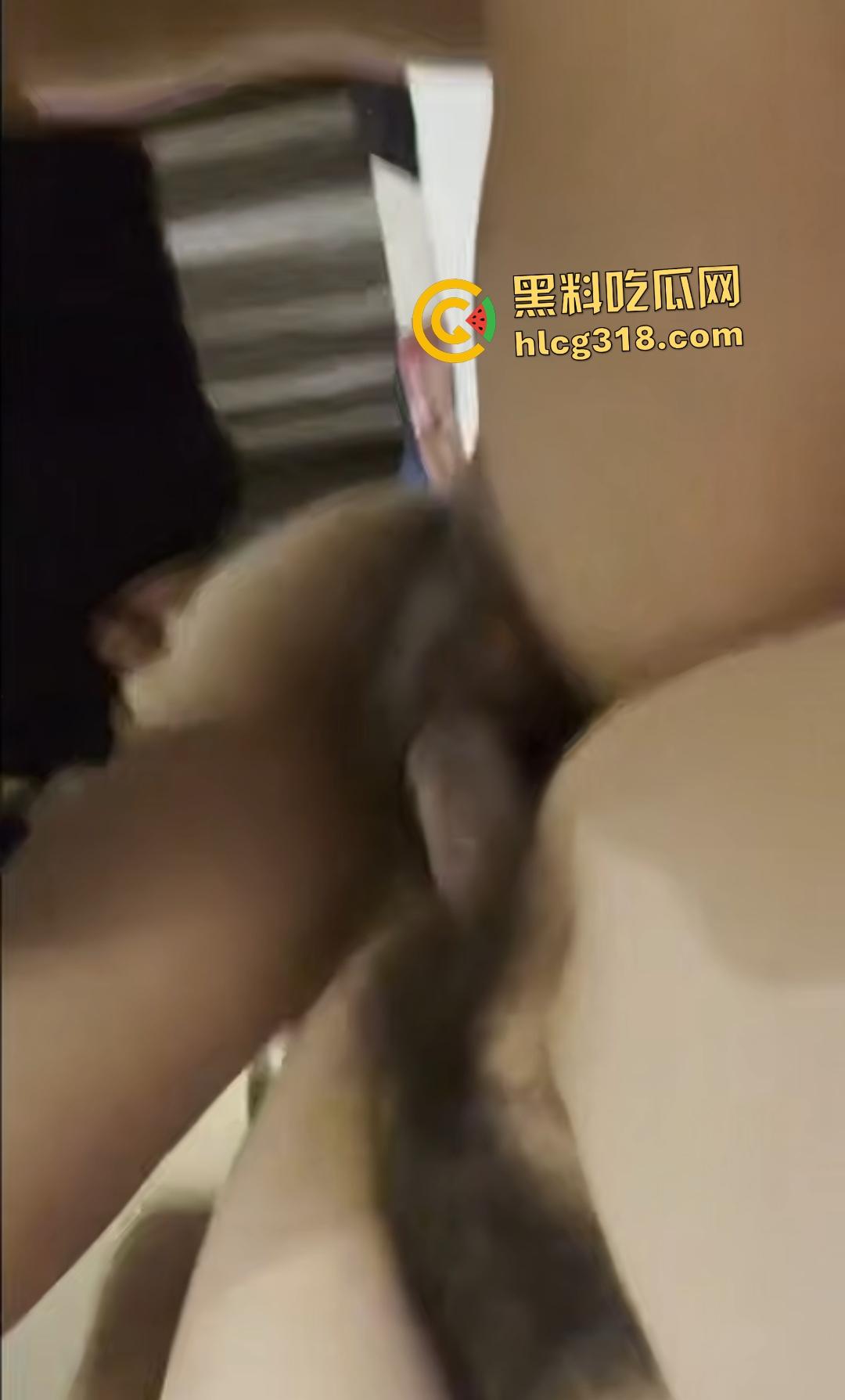 装修公司女设计师超骚爱S调教,高管操逼,保安师傅舔脚和臭逼!这做爱也有等级之分?