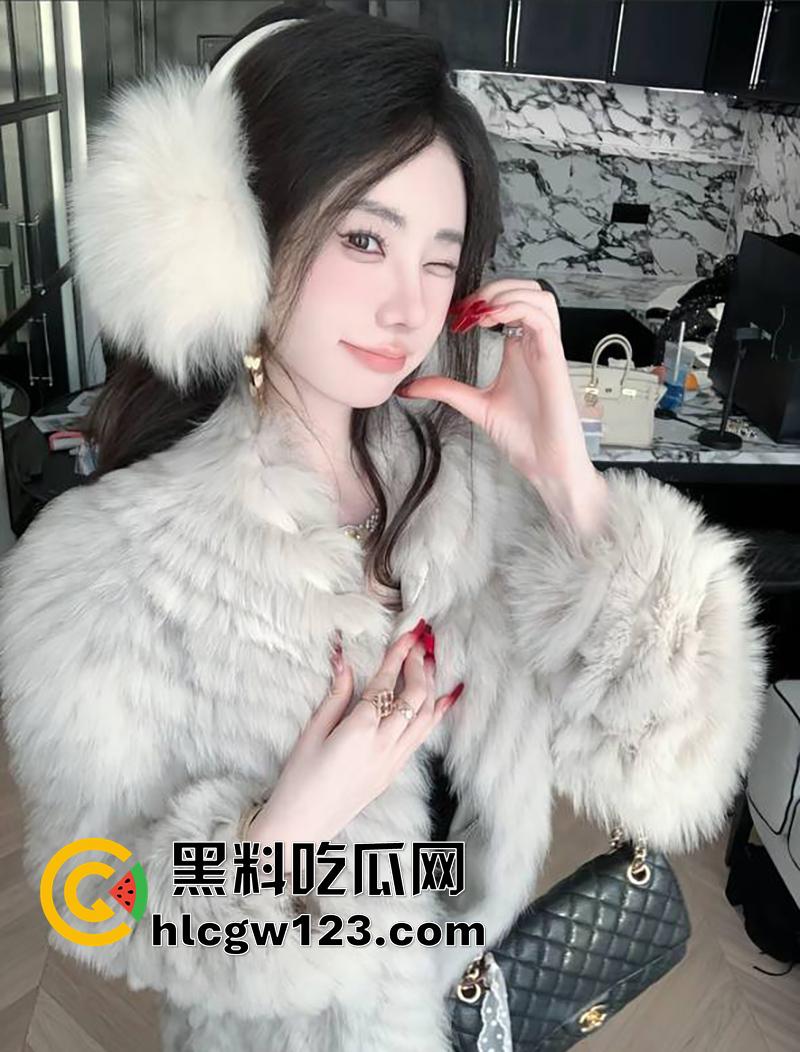 抖音服装界诈骗大神【Sun雅乔】,专坑无知小仙女,表面女神背地富人母狗,各种约炮群p淫荡至极!