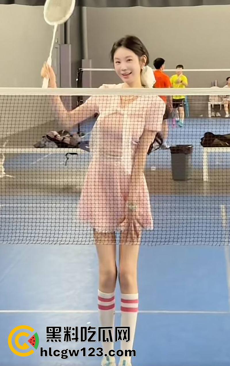 抖音服装界诈骗大神【Sun雅乔】,专坑无知小仙女,表面女神背地富人母狗,各种约炮群p淫荡至极!