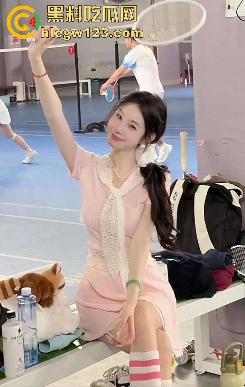 抖音服装界诈骗大神【Sun雅乔】,专坑无知小仙女,表面女神背地富人母狗,各种约炮群p淫荡至极!